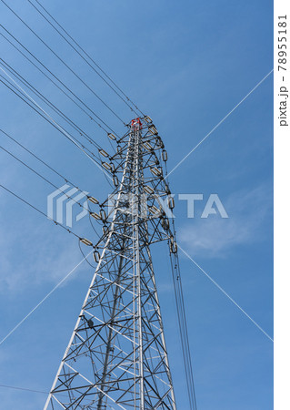 青空と送電線の走る鉄塔 78955181