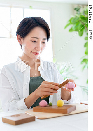 和菓子を作る女性 78955505