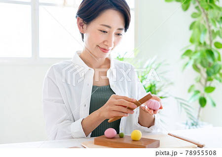 和菓子を作る女性 78955508