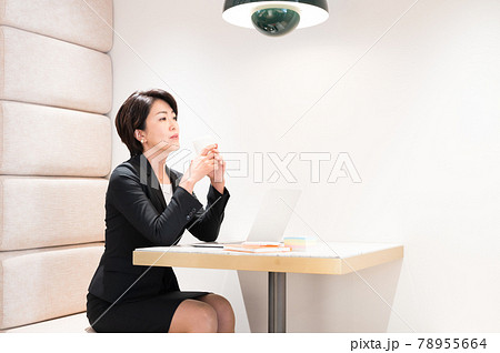 テレワーク中にコーヒーで一息入れるミドルの女性 撮影協力「+SHIFT NOGIZAKA」 テレワーク中にコーヒーで一息入れるミドルの女性 撮影協力「+SHIFT NOGIZAKA」 78955664