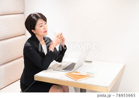 テレワーク中にコーヒーで一息入れるミドルの女性　撮影協力「＋SHIFT NOGIZAKA」 78955665