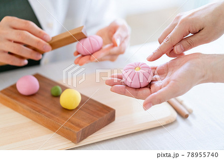 和菓子教室で練り切りを作る女性 78955740