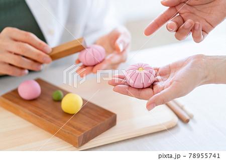 和菓子教室で練り切りを作る女性 78955741