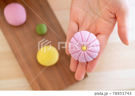 和菓子を作る女性 78955743
