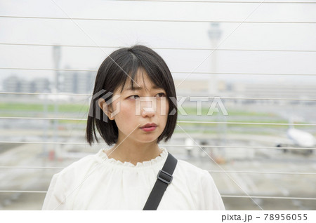空港の展望デッキから景色を眺める女性 空港の展望デッキから景色を眺める女性 78956055