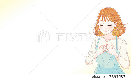 胸に手を当てる女性 78956374