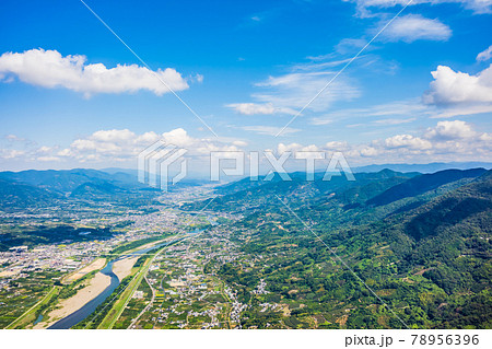 龍門山付近から紀ノ川沿いに奈良方面を空撮。和歌山県紀の川市 78956396