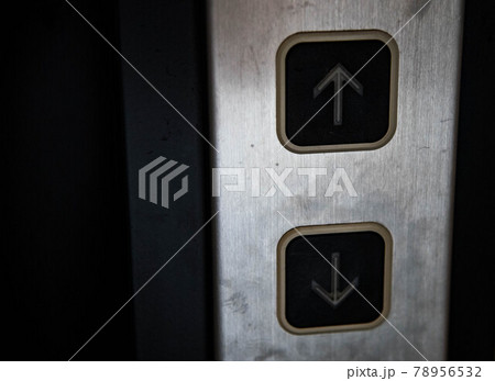 エレベータのボタンを押す前に後ろを確認 78956532