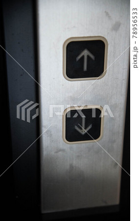 エレベータのボタンを押す前に後ろを確認 78956533