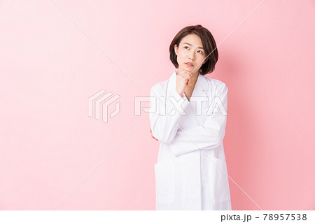 白衣の女性 考える 白衣の女性 考える 78957538