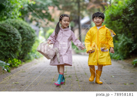子供 散歩 家族 78958181