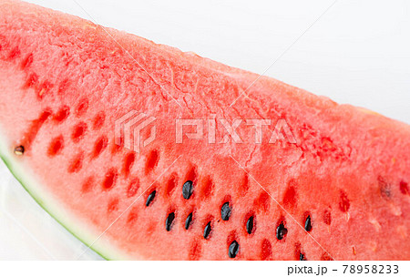 カットしたスイカ断面のアップ 78958233