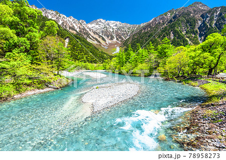 《長野県》新緑の上高地・岳沢と梓川 78958273