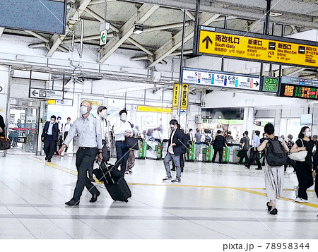 駅の構内 78958344