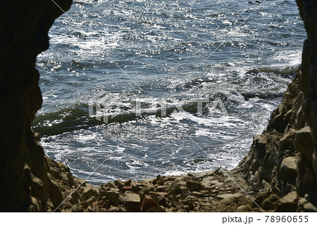 小浦海岸の洞窟（のぞき穴）から眺めた海の風景　日の光に輝く海面　（千葉県 御宿町） 78960655