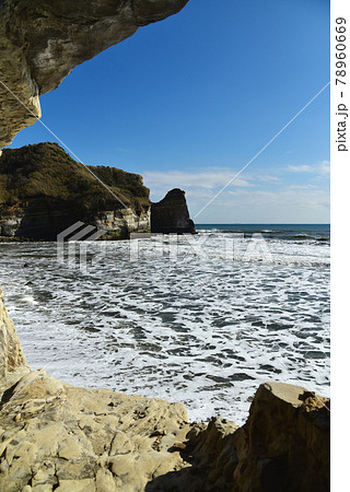 小浦海岸の洞窟（のぞき穴）から眺めた美しい海の風景　青空と断崖の地層と水平線　縦（千葉県 御宿町） 78960669