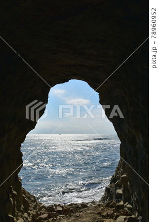 小浦海岸にある洞窟（のぞき穴）から眺めた海の景色　青空と水平線と輝く海面（千葉県 御宿町） 78960952