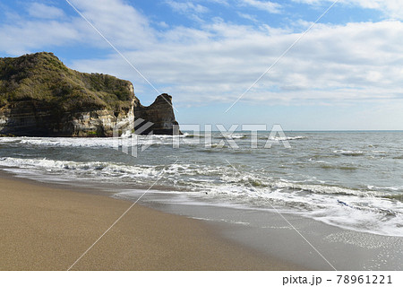小浦海岸の美しい断崖に寄せる波 青い空と水平線 遠景 (千葉県 御宿町) 小浦海岸の美しい断崖に寄せる波 青い空と水平線 遠景 (千葉県 御宿町) 78961221