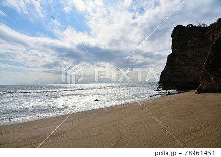断崖がそびえたつ小浦海岸の美しい浜辺の風景　広い空と水平線　（千葉県　御宿町） 78961451