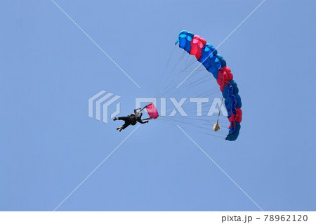 蝶のように舞い大空へ…夢の空中散歩♪ スカイスポーツの雄『スカイダイビング』 78962120