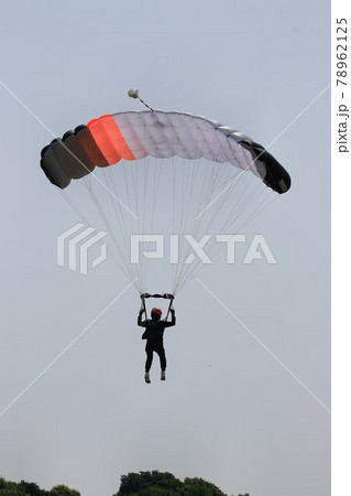 蝶のように舞い大空へ…夢の空中散歩♪ スカイスポーツの雄『スカイダイビング』 78962125