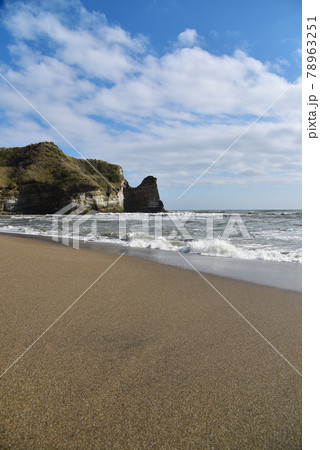 美しい地層の断崖に寄せる白波と小浦海岸の渚の風景 (千葉県 御宿町) 美しい地層の断崖に寄せる白波と小浦海岸の渚の風景 (千葉県 御宿町) 78963251
