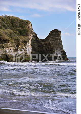 美しい地層の断崖に寄せる白波と小浦海岸の渚の風景 (千葉県 御宿町) 美しい地層の断崖に寄せる白波と小浦海岸の渚の風景 (千葉県 御宿町) 78963254