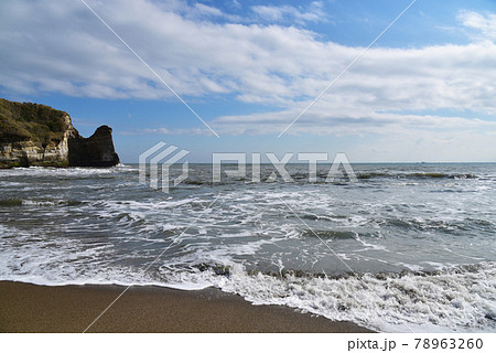 美しい地層の断崖に寄せる白波と小浦海岸の渚の風景　（千葉県　御宿町） 78963260