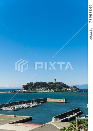 【腰越漁港からの江の島弁天橋とシーキャンドル】 【腰越漁港からの江の島弁天橋とシーキャンドル】 78963844