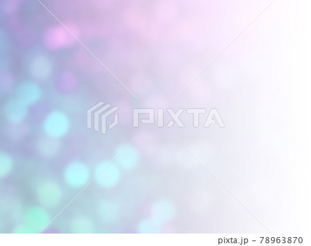 キラキラ輝くイルミネーション背景イメージ薄/青紫系 左から右へ薄くなるグラデーション 横 他系色有り 78963870