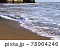 小浦海岸の砂浜に寄せる波　（千葉県　御宿町） 78964246