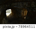小浦海岸にある洞窟内の様子　海側の二つの洞穴　のぞき穴　（千葉県　御宿町） 78964511