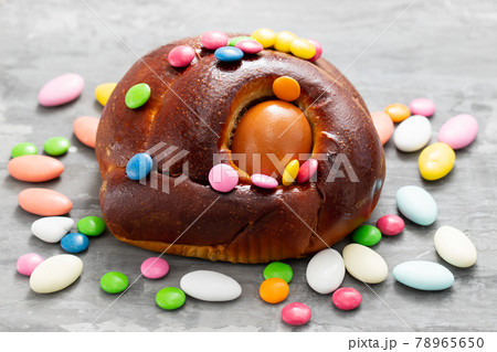 typical Portuguese Easter cake Folar with egg on ceramic background typical Portuguese Easter cake Folar with egg on ceramic background 78965650