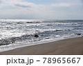 小浦海岸の波打ち際の風景　銀色に輝く海面　（千葉県　御宿町） 78965667