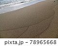 小浦海岸の波打ち際の風景　美しい砂紋と石（千葉県　御宿町） 78965668