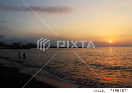 夕焼け 日没 海 78965674