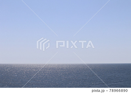 キラキラ光る海面と水平線が見える青い海と青い空のある風景の写真素材 7660