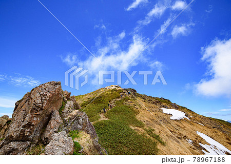快晴の空・谷川岳頂上へと続く稜線 快晴の空・谷川岳頂上へと続く稜線 78967188