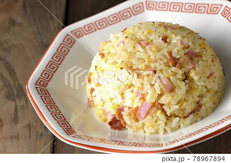 鳴門巻きやチャーシューなど色々な具材が入った単品五目チャーハン 78967894