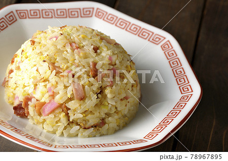 鳴門巻きやチャーシューなど色々な具材が入った単品五目チャーハン 78967895