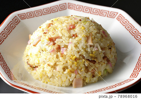 鳴門巻きやチャーシューなど色々な具材が入った単品五目チャーハンを黒背景で撮影 78968016