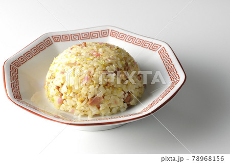 鳴門巻きやチャーシューなど色々な具材が入った単品五目チャーハンを白背景で撮影 鳴門巻きやチャーシューなど色々な具材が入った単品五目チャーハンを白背景で撮影 78968156