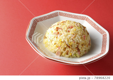 鳴門巻きやチャーシューなど色々な具材が入った単品五目チャーハンを赤色の背景で撮影 鳴門巻きやチャーシューなど色々な具材が入った単品五目チャーハンを赤色の背景で撮影 78968220