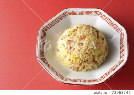 鳴門巻きやチャーシューなど色々な具材が入った単品五目チャーハンを赤色の背景で俯瞰撮影 鳴門巻きやチャーシューなど色々な具材が入った単品五目チャーハンを赤色の背景で俯瞰撮影 78968249
