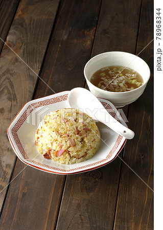 鳴門巻きやチャーシューなど色々な具材が入った五目チャーハンと中華スープ 78968344