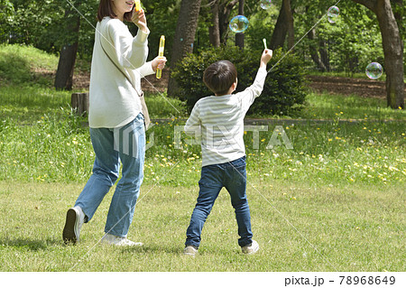 公園でしゃぼん玉遊びをする親子 78968649