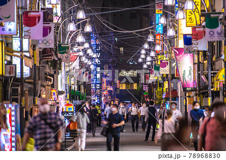 日本の東京都市景観 まん延防止初日。条件付き酒類提供解禁…多くの人出＝6月21日20時過ぎ、新橋 78968830