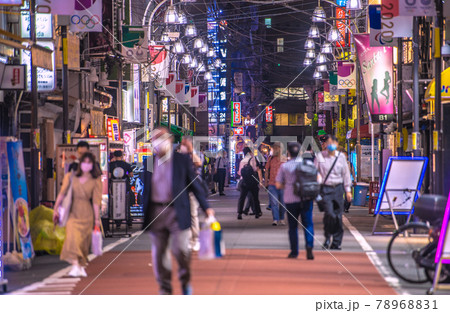 日本の東京都市景観 まん延防止初日。条件付き酒類提供解禁…多くの人出＝6月21日20時過ぎ、新橋 78968831