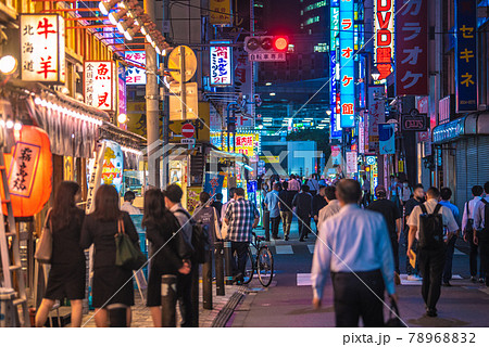 日本の東京都市景観 まん延防止初日。条件付き酒類提供解禁…多くの人出=6月21日20時過ぎ、新橋 日本の東京都市景観 まん延防止初日。条件付き酒類提供解禁…多くの人出=6月21日20時過ぎ、新橋 78968832
