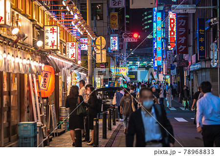 日本の東京都市景観 まん延防止初日。条件付き酒類提供解禁…多くの人出=6月21日20時過ぎ、新橋 日本の東京都市景観 まん延防止初日。条件付き酒類提供解禁…多くの人出=6月21日20時過ぎ、新橋 78968833